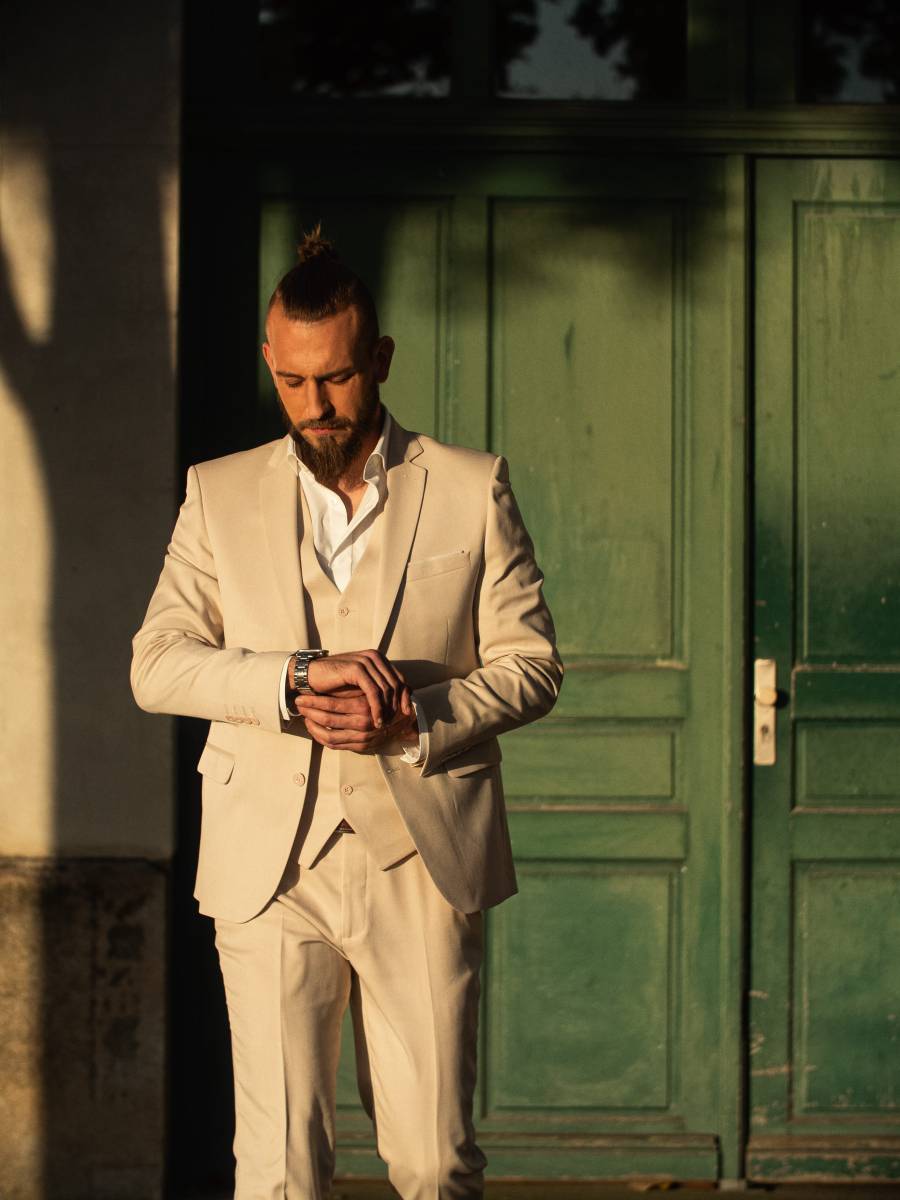 costume de cérémonie homme beige 3 pièces sur Marseille proche du Var et de Toulon 