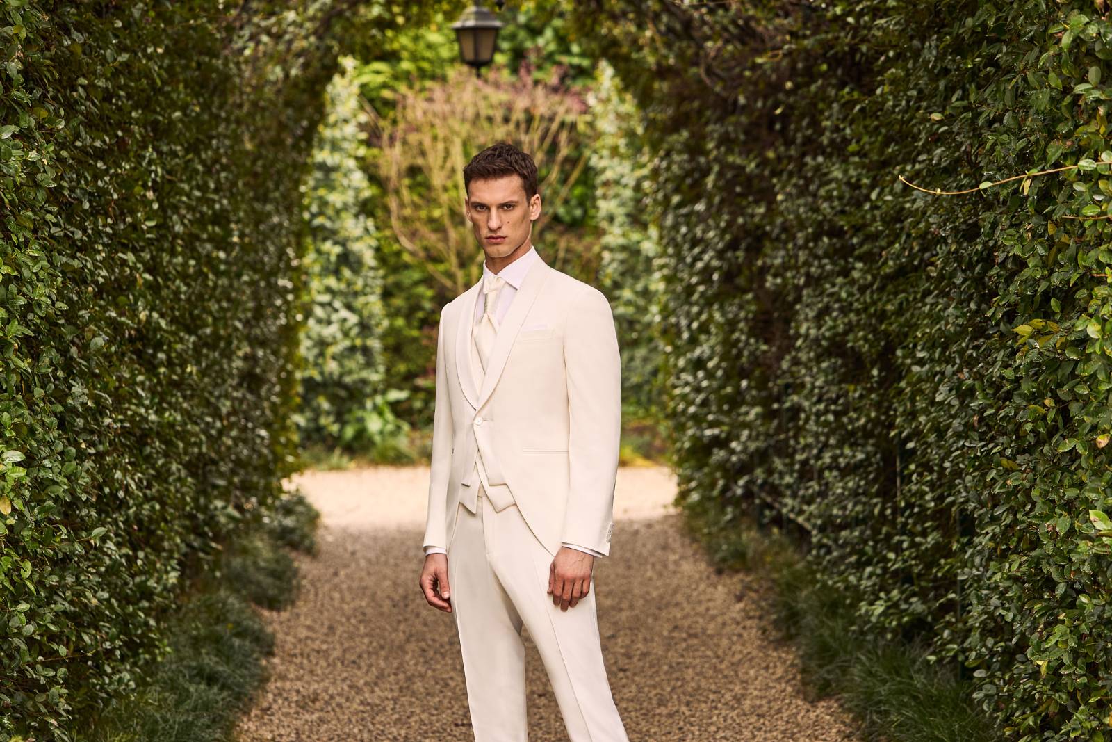 costume de mariage blanc italien pour homme style smoking queue de pie sur Marseille 