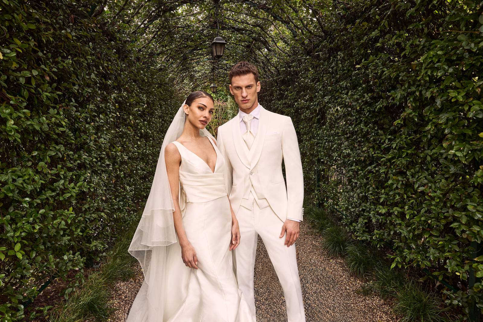 costume pour homme de mariage blanc style smoking queue de pie sur Marseille