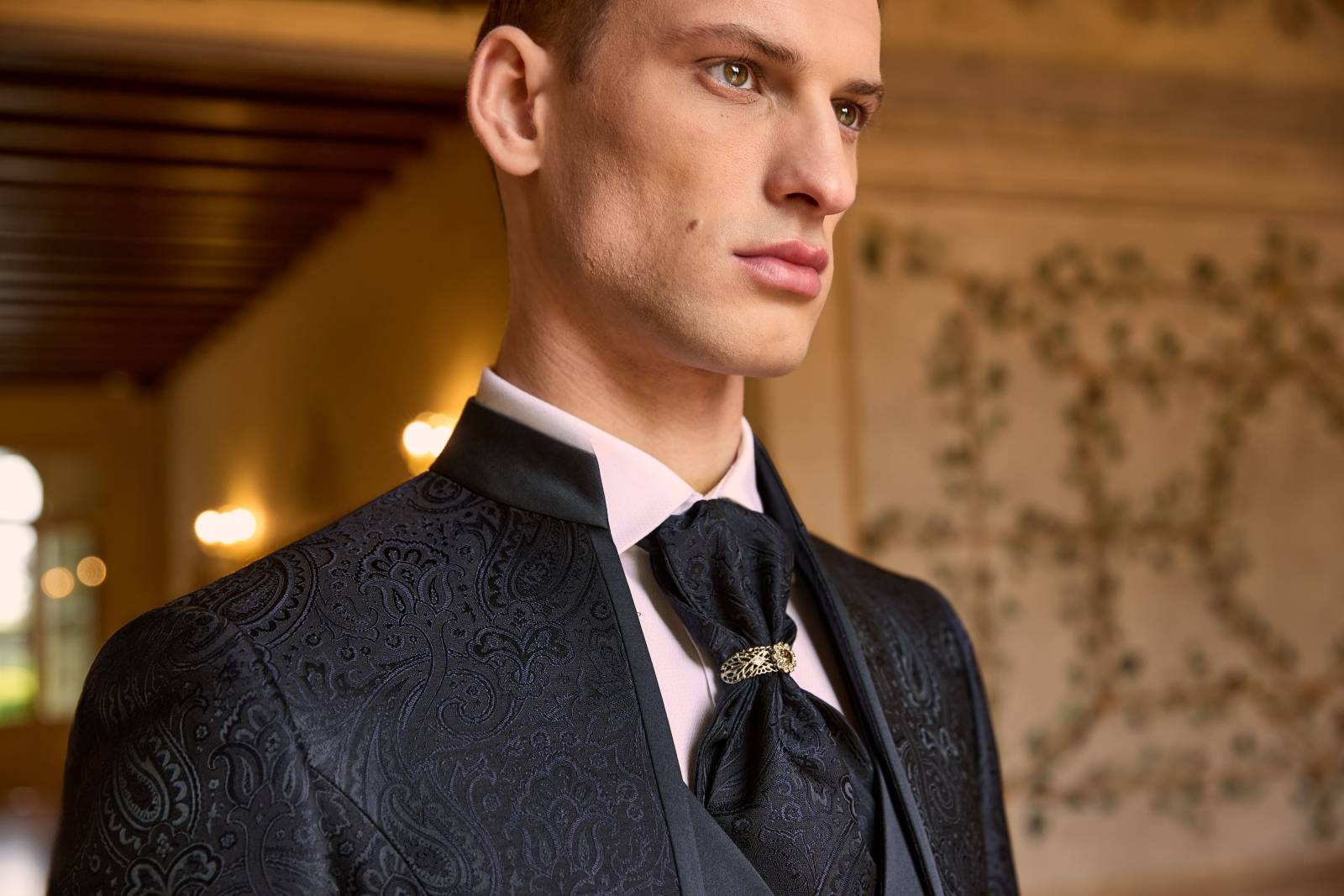 Costume de mariage col mao noir arabesque pour homme sur Marseille