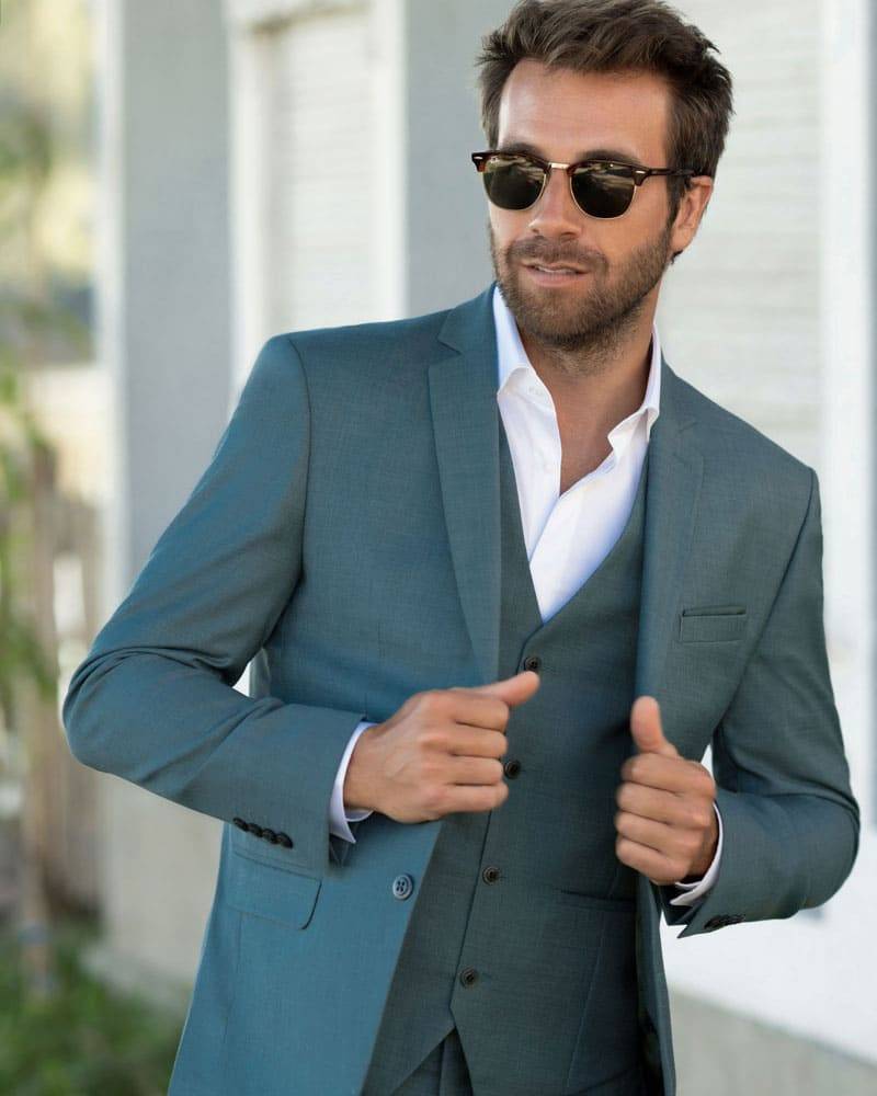 costume de mariage 3 pièces bleu canard mariage dans un mas provencal proche d'Arles