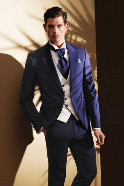 costume de mariage bleu nuit avec gilet clair de mariage sur Marseille proche Aix en Provence