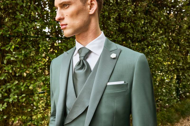 costume vert trois pièces sur Marseille pour votre mariage 