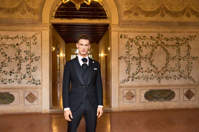 costume de mariage noir smoking avec des motifs sur Marseille