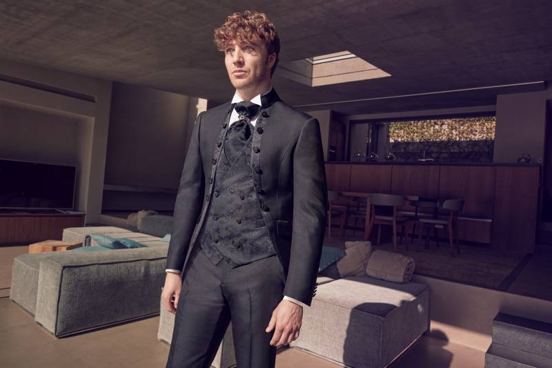 COSTUME DE MARIAGE DÉCROCHÉ COL CHALE VERT A MOTIF