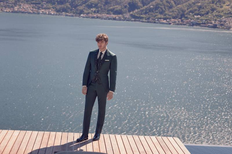 COSTUME DE MARIAGE DÉCROCHÉ COL CHALE VERT A MOTIF