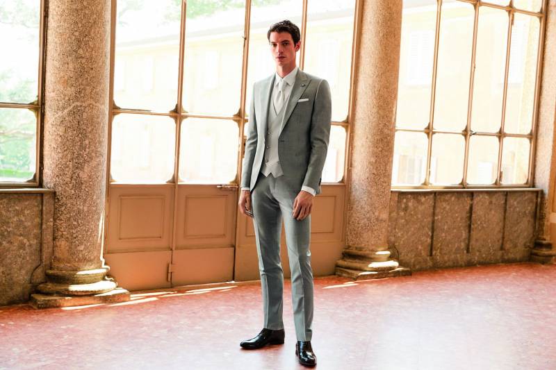 COSTUMES ET GILETS GRIS CLAIR POUR LE MARIÉ  SUR MARSEILLE MARIAGE PROVENCE